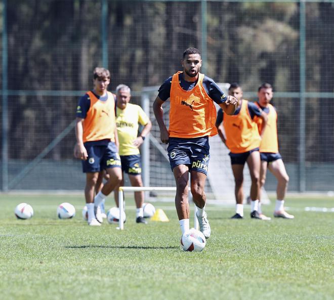 九游体育APP国际比赛日体能课后，巴塞罗那伤情更新备战欧冠，管理层满意，资深球员宣示担当的简单介绍